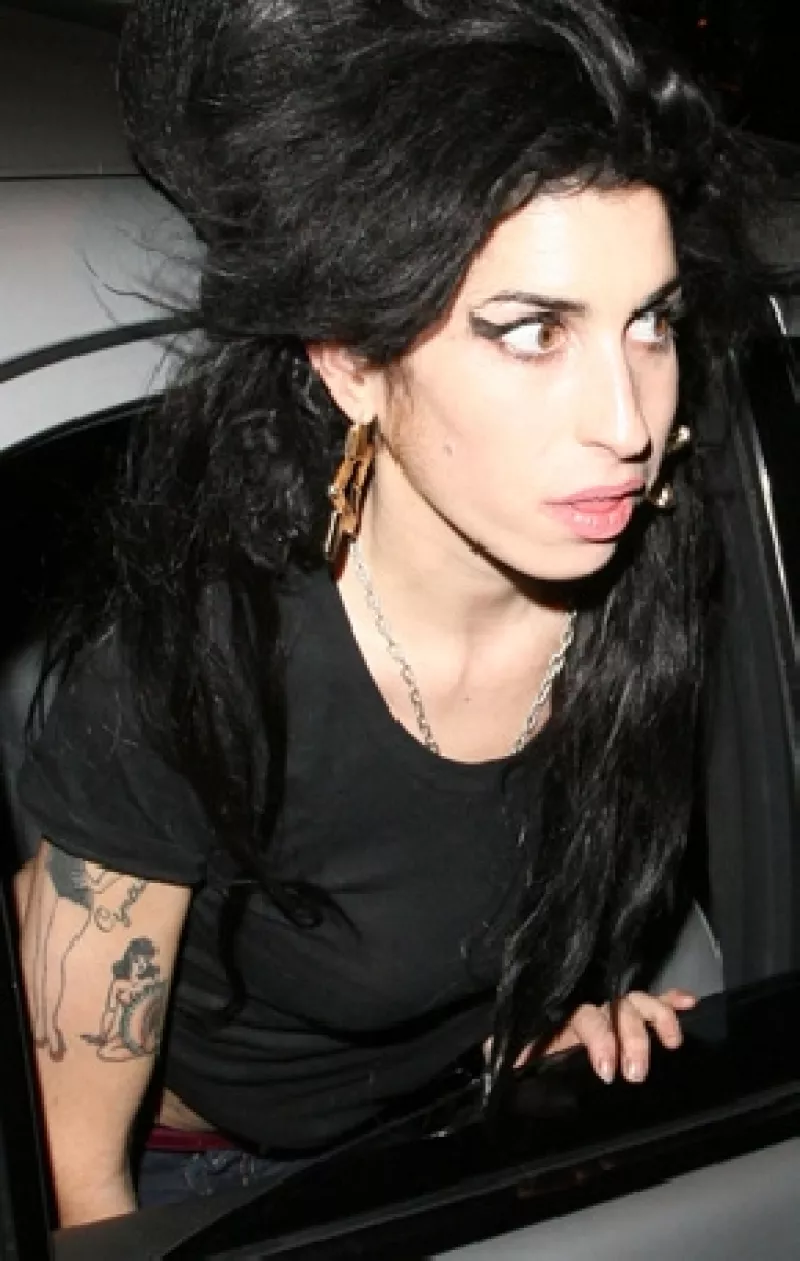 La cantante británica regresó a  un clínica para tratar sus problemas de adicción.