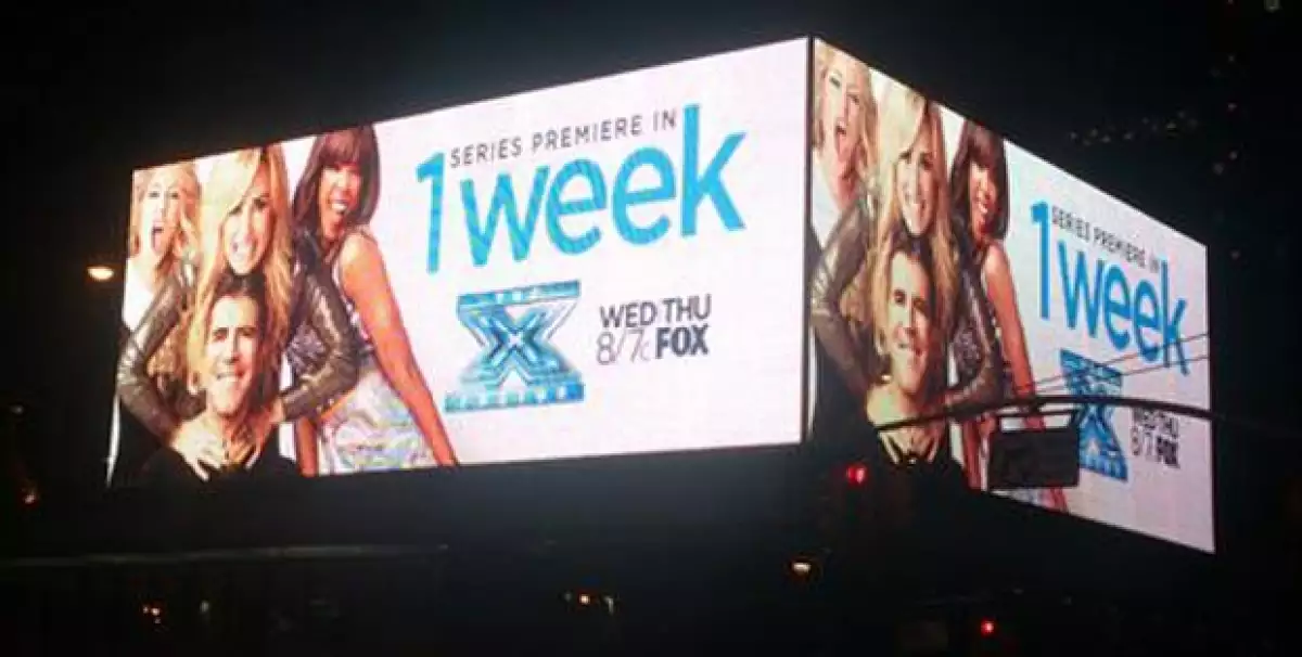 La cantante decidió retuitear a un fan que le mandó una imagen de un promocional de "The X Factor" que aparece en la plaza principal de Nueva York.