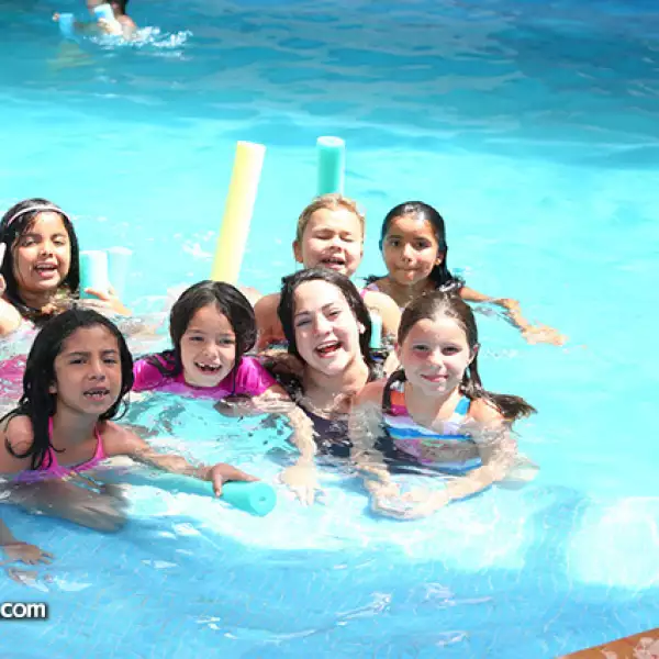 Mariana González, Paulina Colorado y Sofía Bortolin (arriba); Valentina Pérez, Camila García, Daniela Mendoza y María Luisa Ablanedo (abajo)