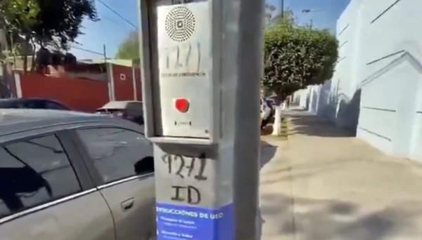El ID de los altavoces podrás encontrarlo en el poste.