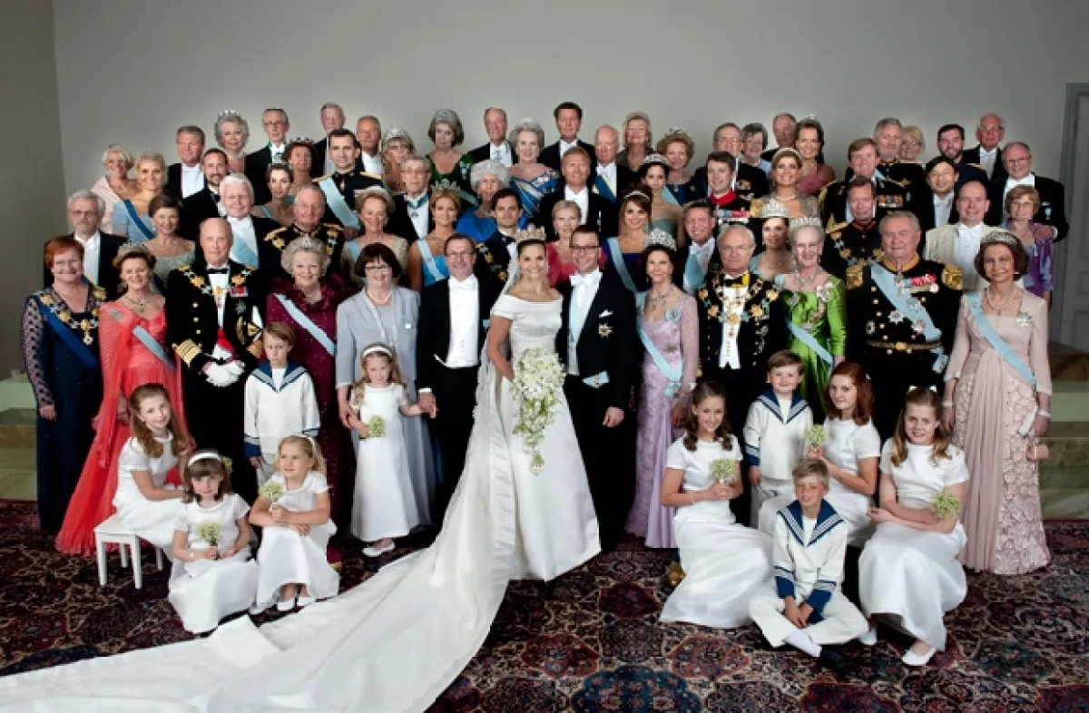 Los recién casados y el resto de los invitados.