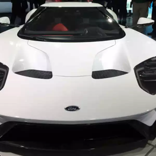 La automotriz Ford también presentó su modelo GT con vidrio Gorilla Glass.