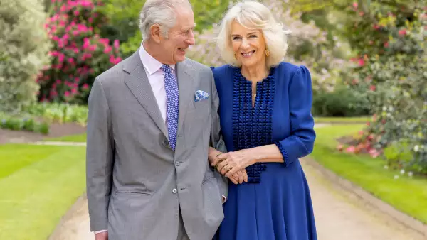 El rey Carlos y la reina Camilla de Gran Bretaña aparecen en los jardines del Palacio de Buckingham el día después de su 19o aniversario de boda, en Londres, Gran Bretaña, el 10 de abril de 2024, en esta foto del Folleto publicada por el Palacio de Buckingham el 26 de abril de 2024.