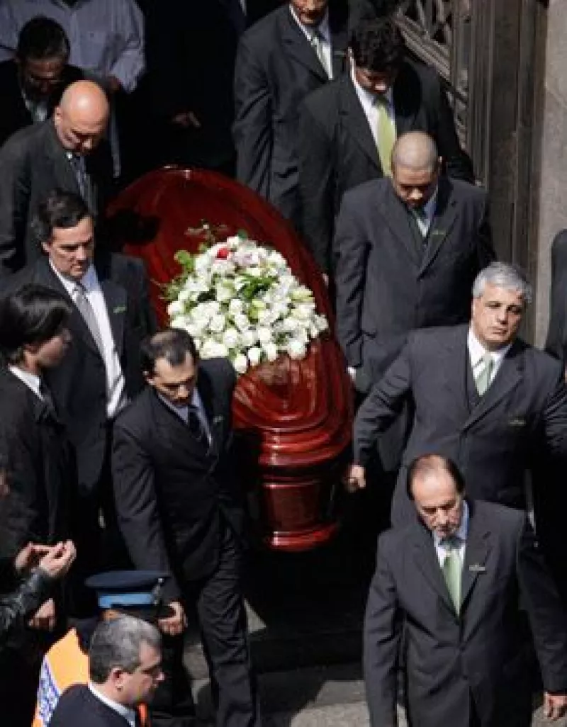 Durante el velorio de la artista, colegas y amigos improvisaron un homenaje entonando sus clásicos junto a la guitarra de Peteco Carabajal y las voces de Piero, el Chango Farías Gómez y Teresa Parodi