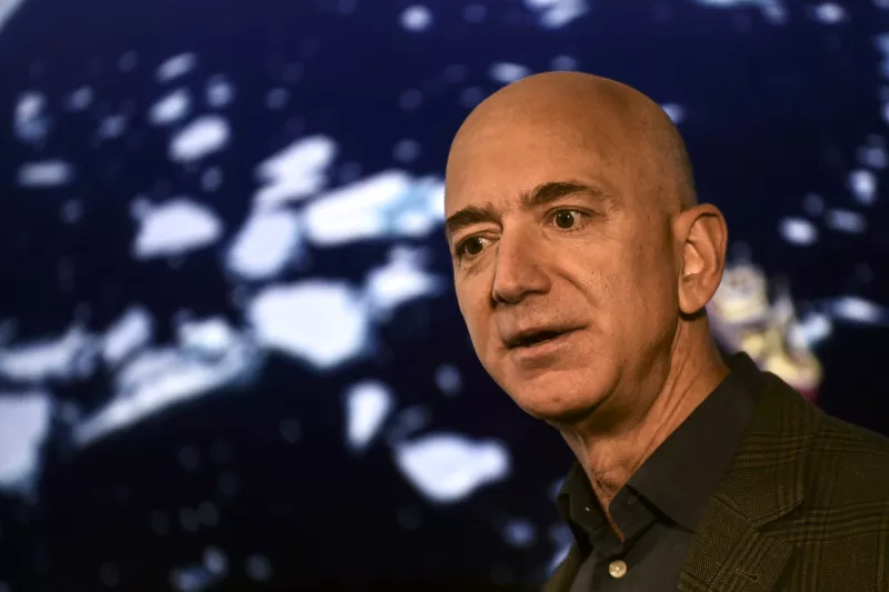 Jeff Bezos competirá con SpaceX de Elon Musk en la carrera espacial. (ERIC BARADAT/AFP)