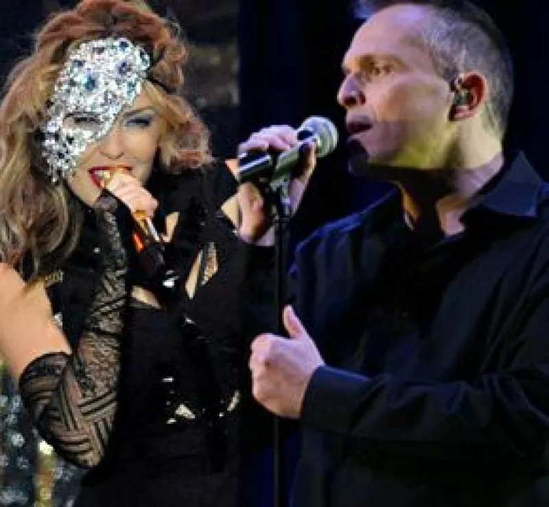La cantante invitó al escenario a Bosé e interpretaron juntos Como un Lobo en la Plaza de Toros de Las Ventas de Madrid, España, en el marco de uno de los festivales más importantes de ese país.