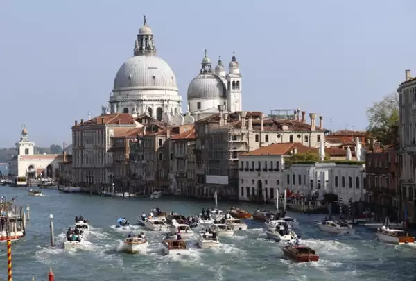 Este domingo George y Amal Alamuddin disfrutaron de un brunch a las dos de la tarde en el hotel Cipriani de la mágica Venecia junto a sus invitados.