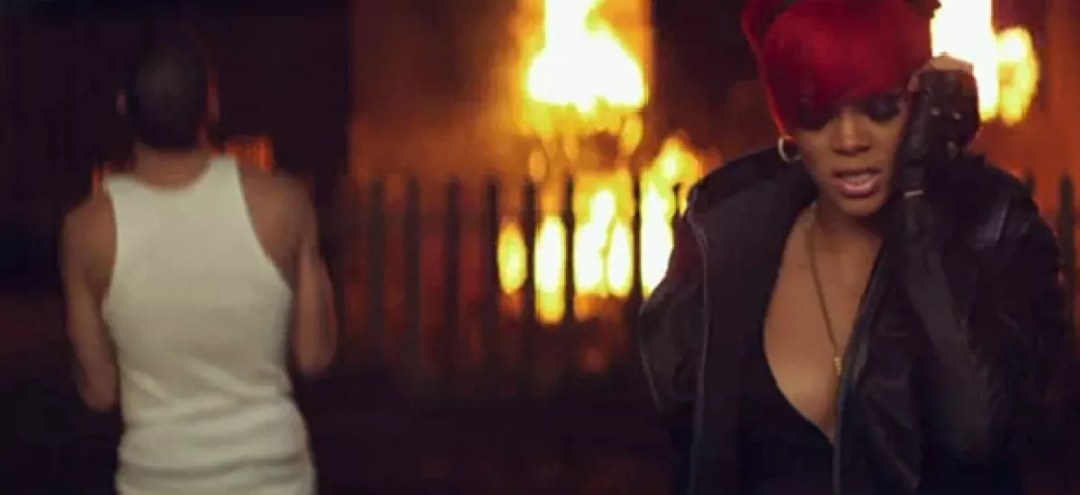 Rihanna en una de las escenas del video `Love the Way You Lie´.