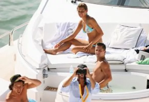 En el yate Único Michelle se asolea en compañía de Asensi, Luis Miguel (con binoculares) y su tío Alex Basteri.