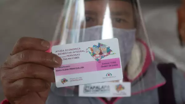 Adultos mayores acudieron a la explanada de la alcaldía Iztapalapa se entregaron tarjetas de Ayuda Económica y Bienestar Integral.