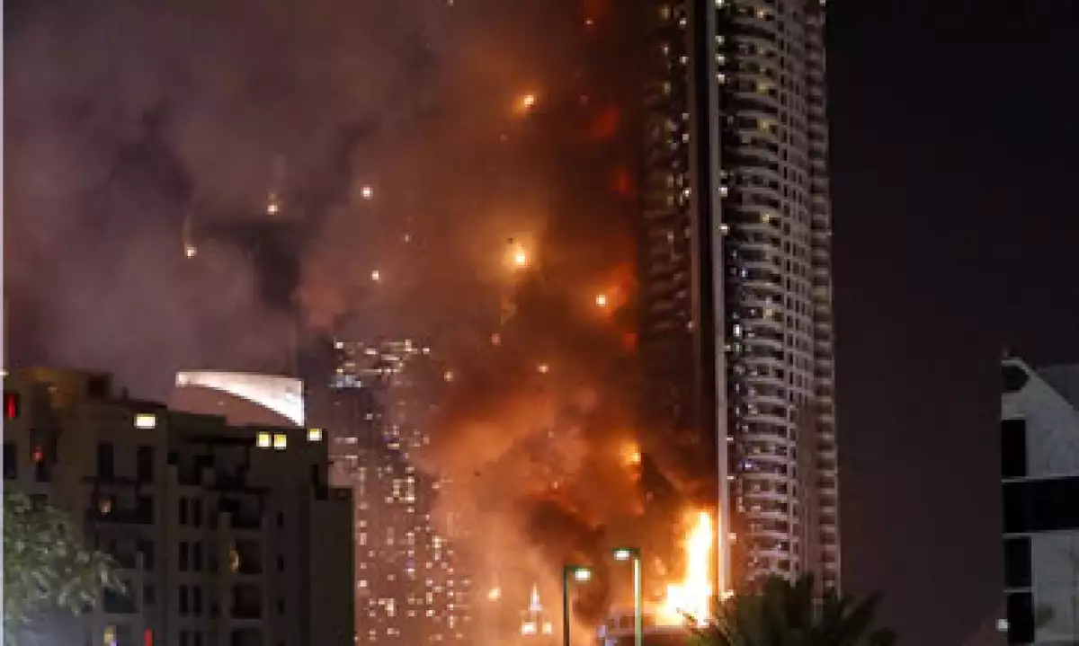 El fuego se habría iniciado en el piso 20 del edificio. (Foto: AFP)
