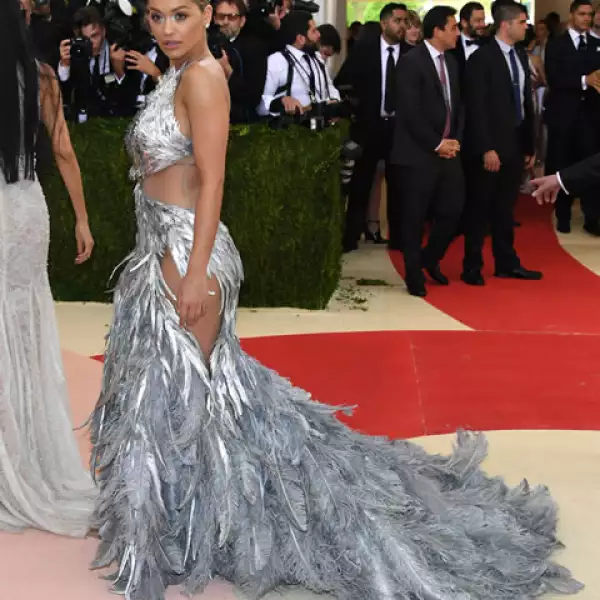 Rita Ora en Vera Wang hecho a la medida.