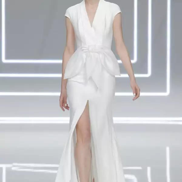 Vestido Nicosia de crepe de seda con lazo tulipan de organza de seda y apertura central.