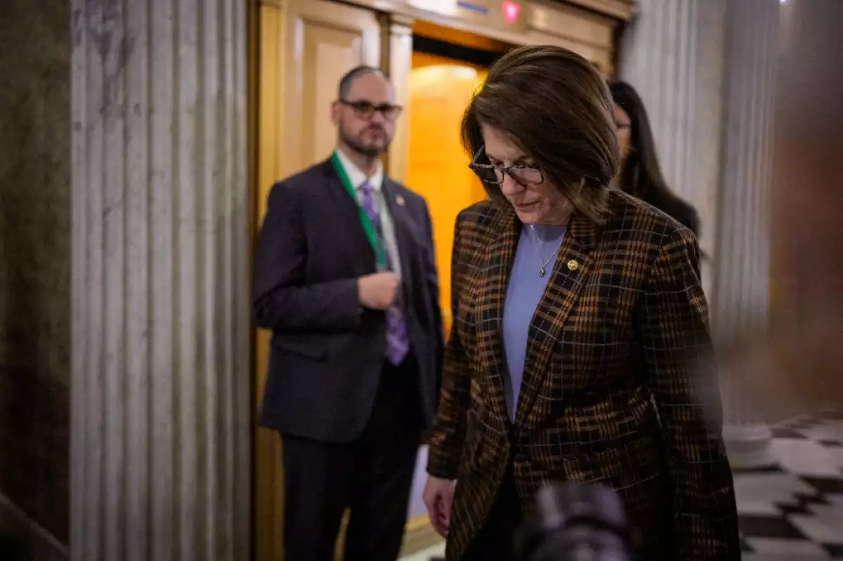Estados Unidos Sen. Catherine Cortez Masto (D-NV), una de las ocho demócratas que dicen que votará con los republicanos para abrir el gobierno, llega para votar el 10 de noviembre de 2025 en el Capitolio en Washington, DC. El Senado llegó a un acuerdo a última hora del domingo para financiar al gobierno, con el objetivo de poner fin al cierre más largo de la historia.