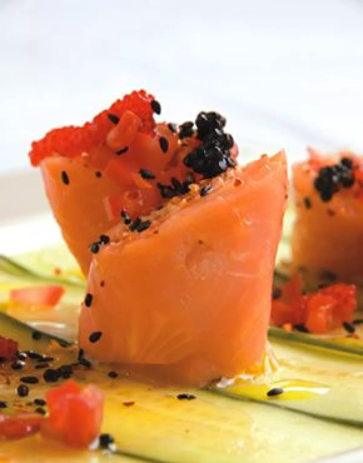 Salmón relleno de centoyo y cangrejo sobre láminas de pepino persa con un toque de limón. (Foto: Alejandra Arango