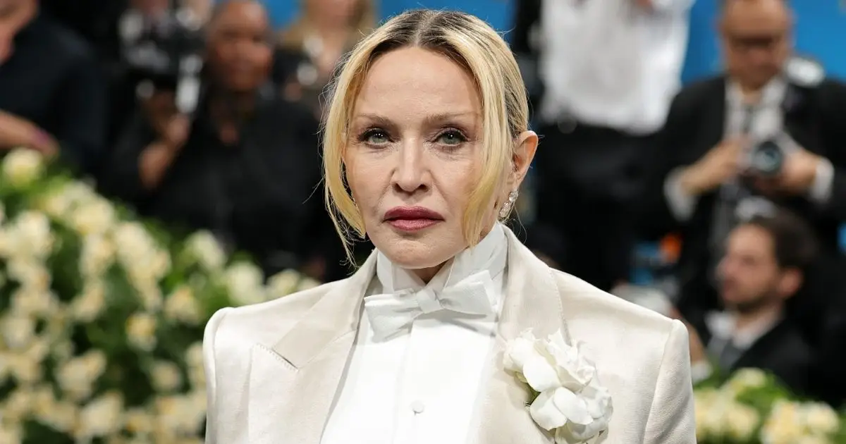 La-policia-informó-que-la-ropa-de-Madonna-no-fue-robada-y-posiblemente-se-cayo-al-ser-transportada
