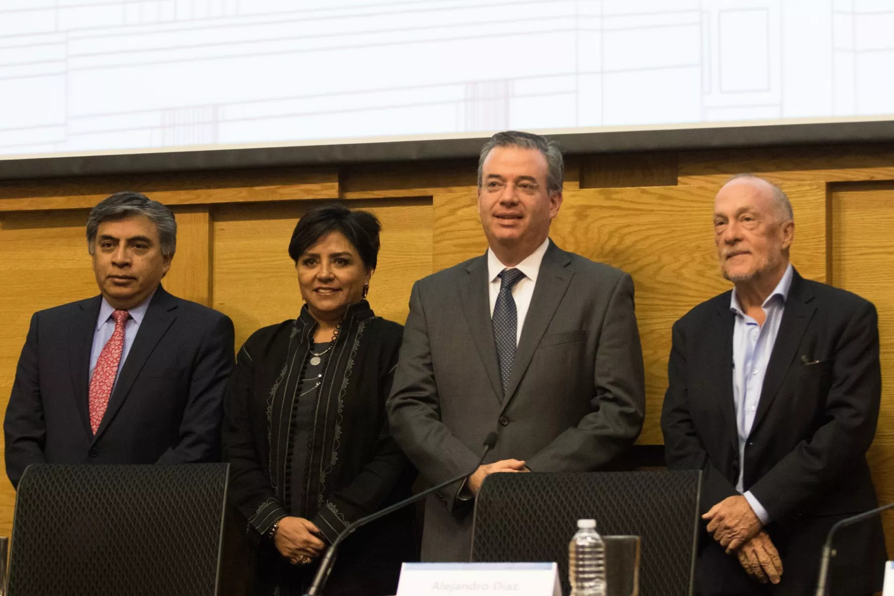 Los integrantes de la Junta de Gobierno de Banxico posan para la foto ante los medios