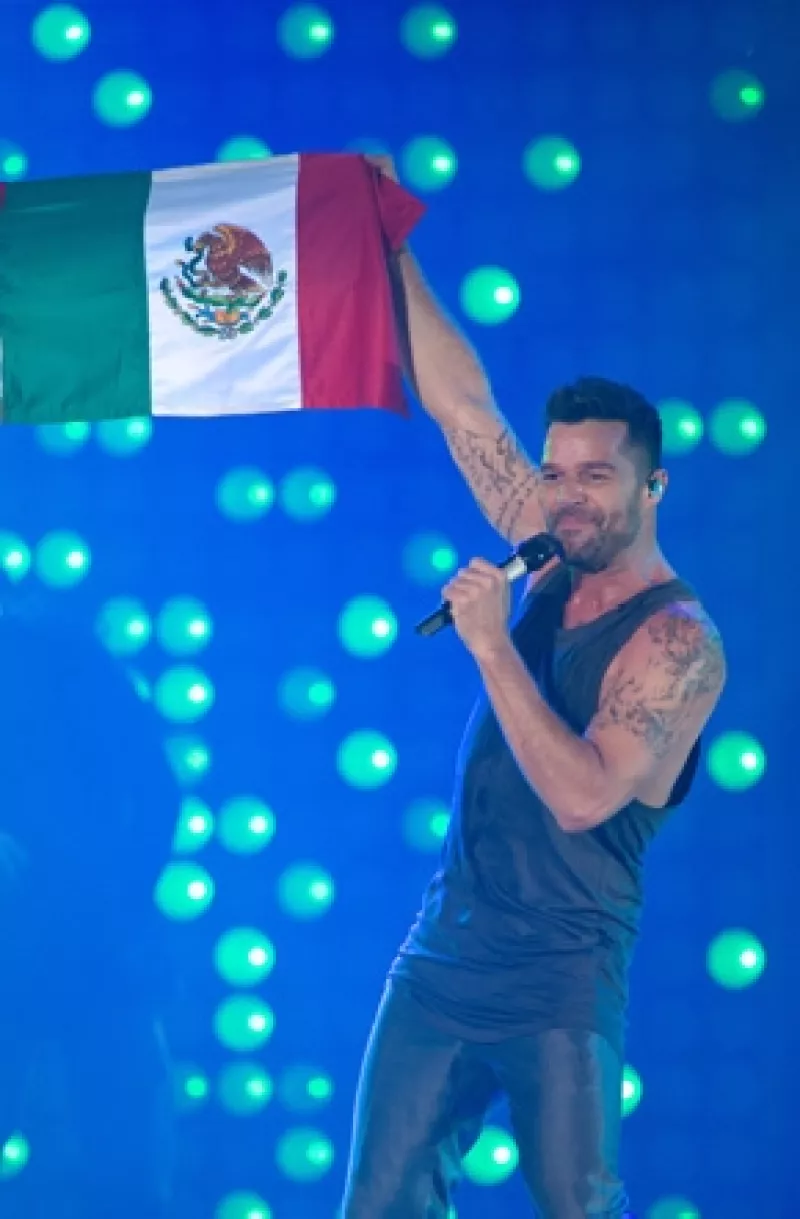 El cantante fue criticado recientemente en por hacer una comparación de la educación con algo sexual. Ayer por la noche inició su gira por México y habló al respecto.