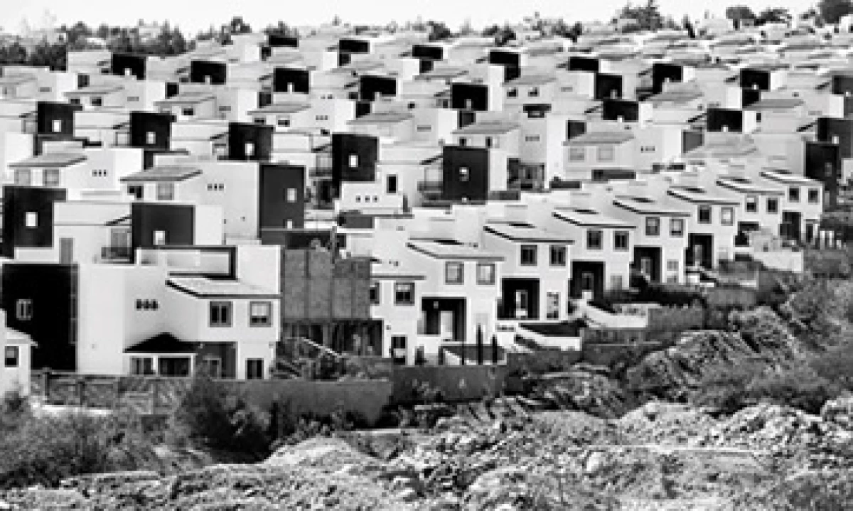 La participación de desarrolladoras que cotizan en la BMV cayó 50% en el total de vivienda construida entre 2006 y 2012. (Foto: Adán Gutiérrez)