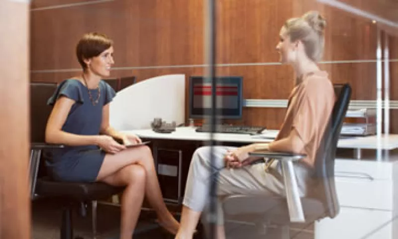 Antes de hablar de sueldos con un reclutador investiga cuánto paga el mercado por la posición que te interesa.(Foto: Getty Images )