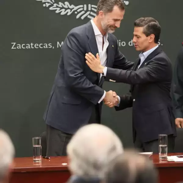 Finalizada su intervención, Sus Majestades recorrieron la muestra fotográfica `Más México para el Mundo´ que precedió a una comida compartida con el Presidente Peña Nieto y su esposa.