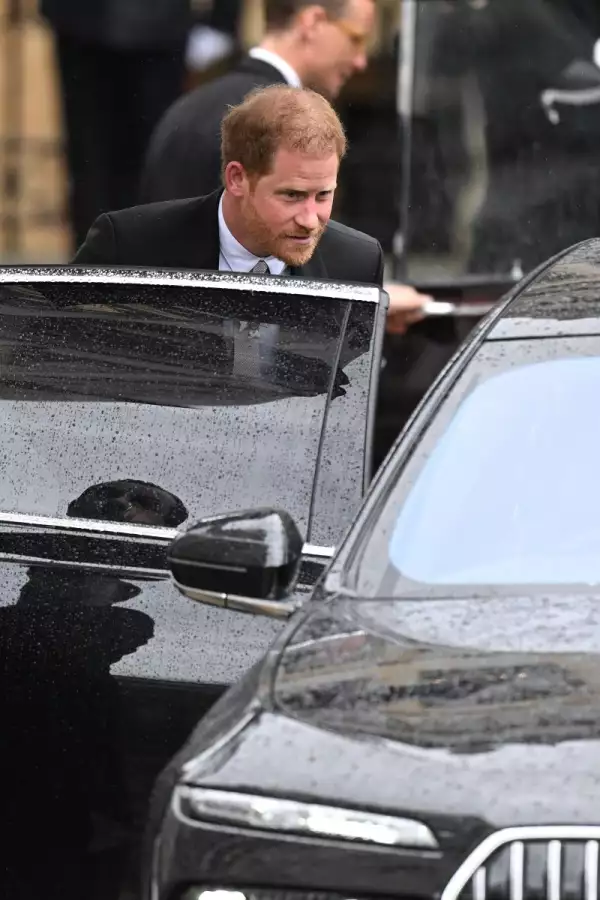 El príncipe Harry deja la Abadía de Westminster