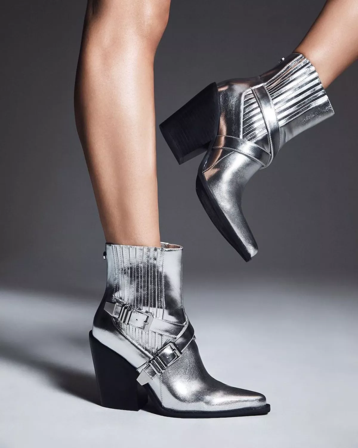 botines-plateados-estilo-cowboy.jpg
