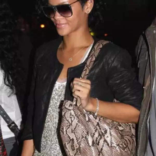 Rihanna con una bolsa con estilo de víbora sale del restaurante Da Salvano en West Village, Nueva York.