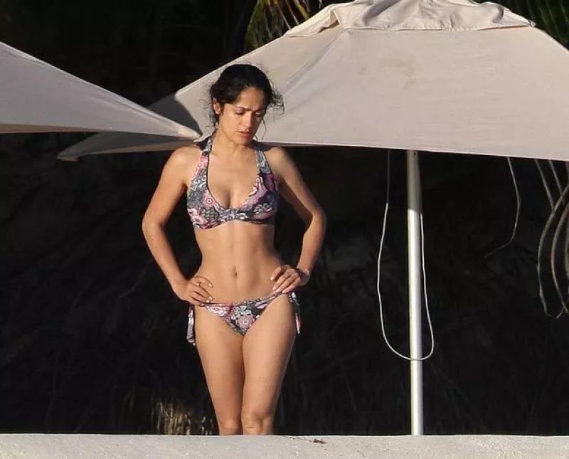 Las fotografías tomadas durante la luna de miel de Hayek en traje de baño al lado de su esposo generaron múltiples opiniones entre lectores y expertos que criticaron la diminuta prenda.