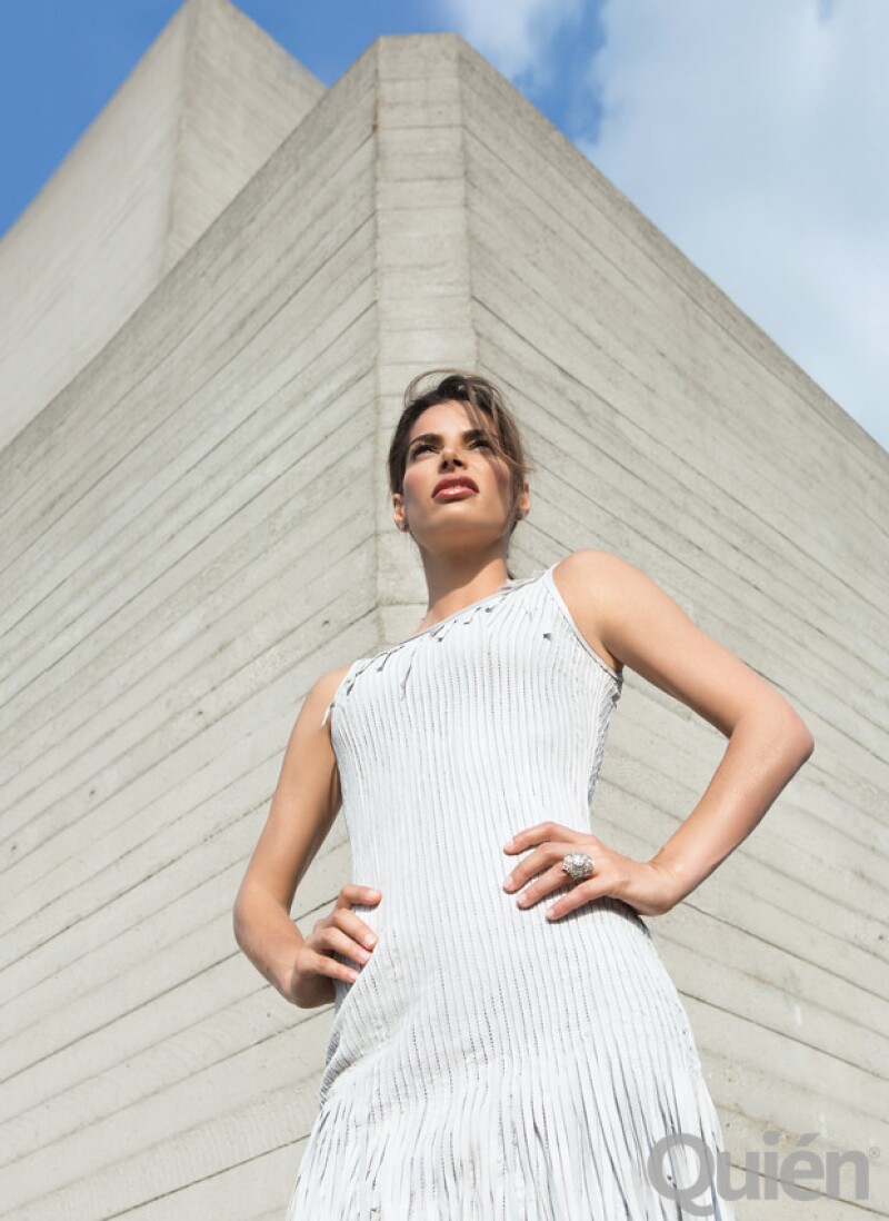 Vestido Elie Tahari. Maquillaje Benoit Dumont para Nars Cosmetics. Peinado Paula Villanueva. Asistente Samantha Quereshi.