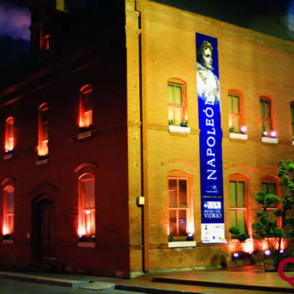 Fachada del Museo del vidrio