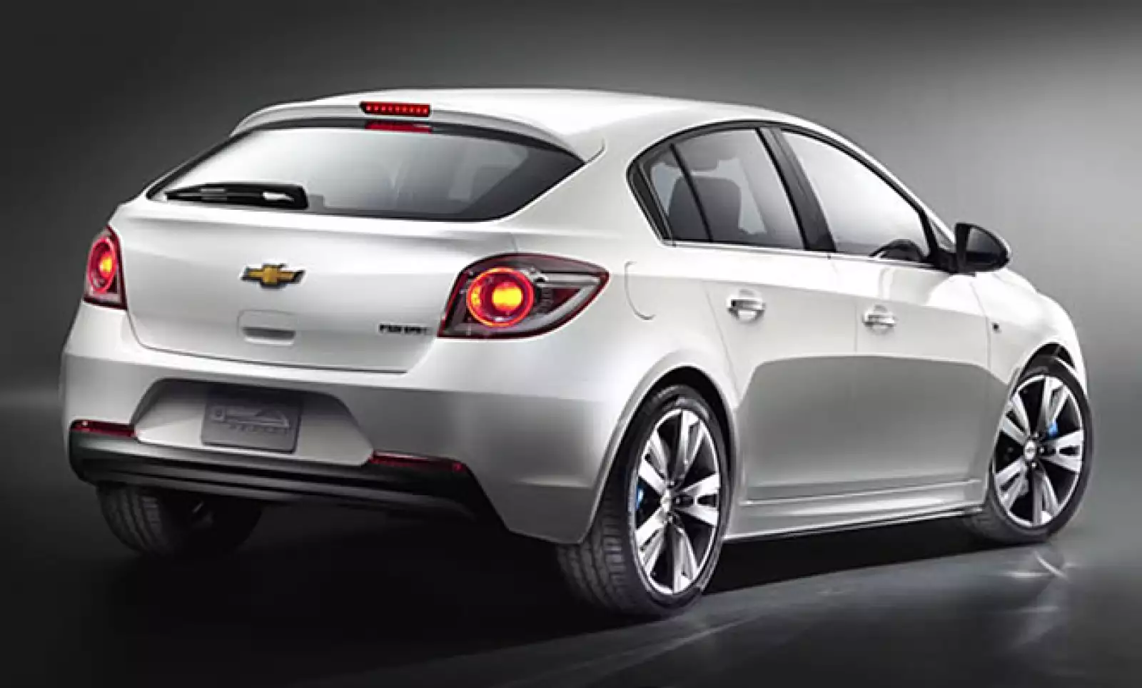 Por el momento no se cuenta con mayores detalles, salvo que compartirá motorizaciones, transmisiones y equipamiento con el Cruze Sedán.