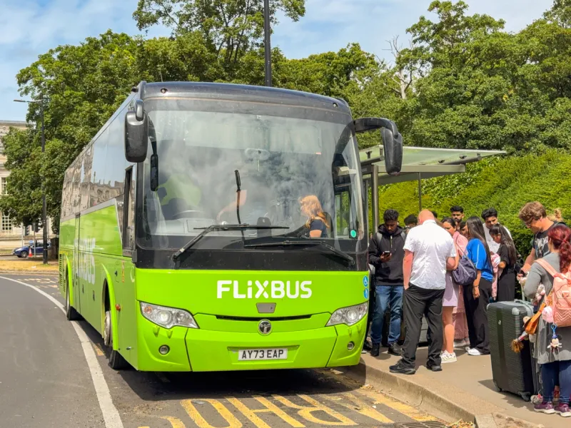 Los autobuses internacionales de Flix detenerse en la frontera para que los pasajeros cumplan con las revisiones migratorias y aduanales.