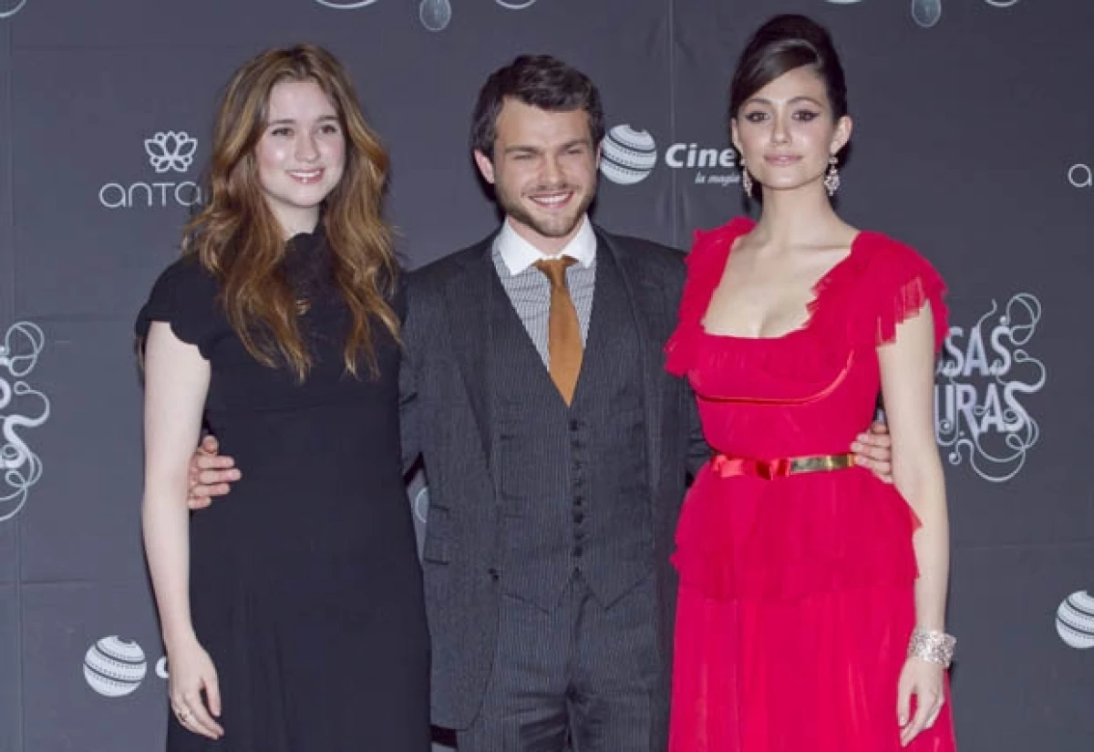 Ayer por la noche se estrenó el México la primera parte de la saga “Dieciséis lunas”, en donde vimos a los protagonistas, Alice Englert, Alden Ehrenreich y Emmy Rossum.