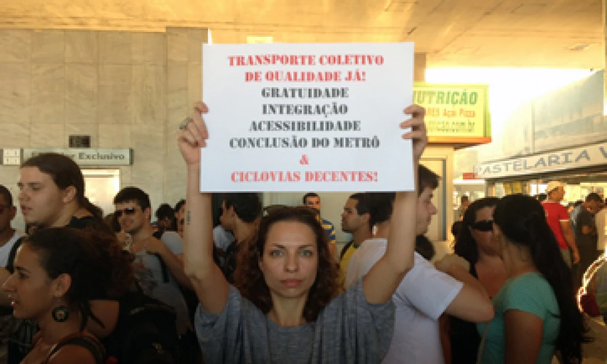 En respuesta a las protestas, el Senado discutió este miércoles un proyecto de ley para reducir los impuestos sobre el transporte. (Foto: AP)