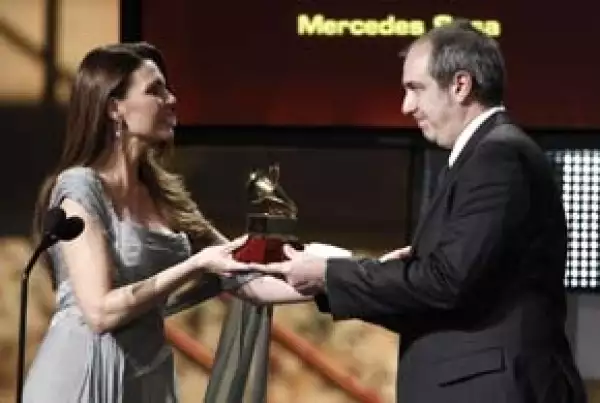 Popi Spatocco recibió el premio de Sosa