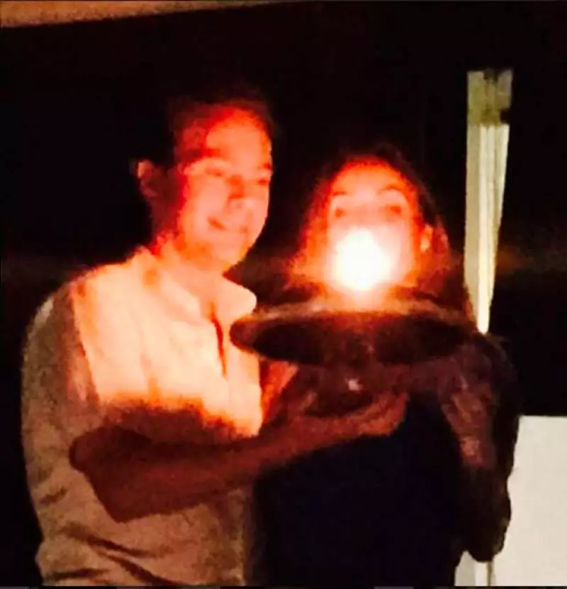 La cantante y primera dama de Chiapas publicó los primeros minutos de este lunes dos fotografías de las sorpresas que tuvo su esposo para ella por su cumple 32.