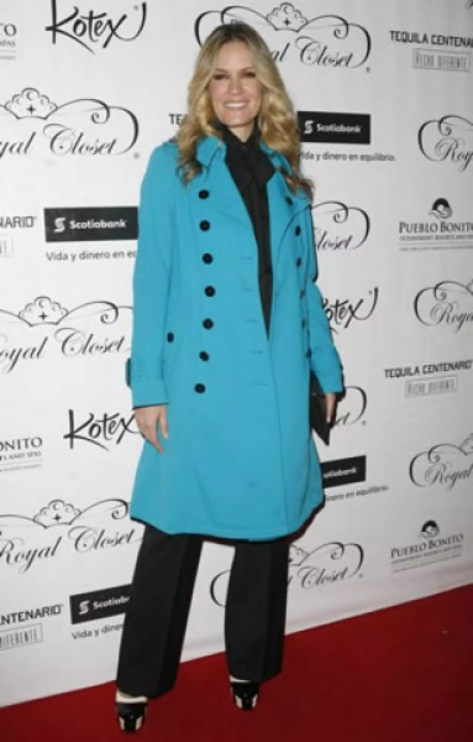 Rebecca de Alba asistió bien abrigada, pero eso sí, con un color brillante que la hizo lucir muy guapa.