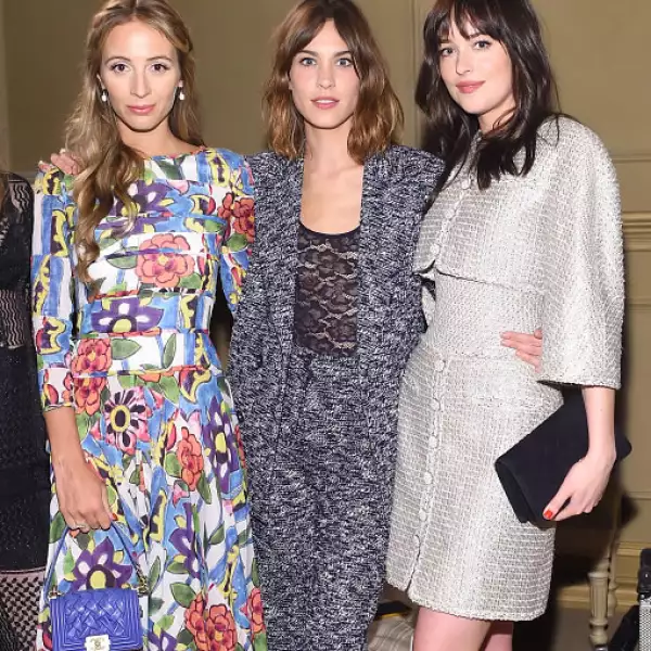 Harley Viera Newton, Alexa Chung y Dakota Johnson juntas durante el evento Chanel.