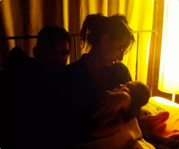 La conductora compartió este íntimo momento a pocas horas de convertirse en mamá de Elah.