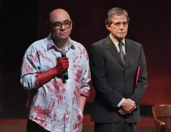 Víctor Trujillo con Héctor Bonilla durante la develación de la placa por las 100 representaciones de la obra Rojo.