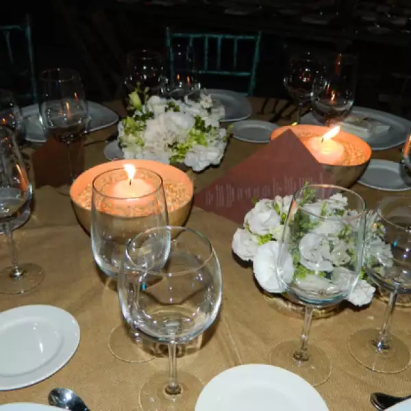 Velas y flores como centros de mesa
