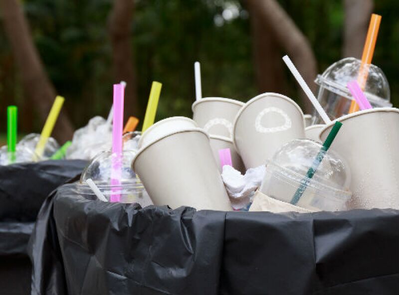 basura de vasos y popotes