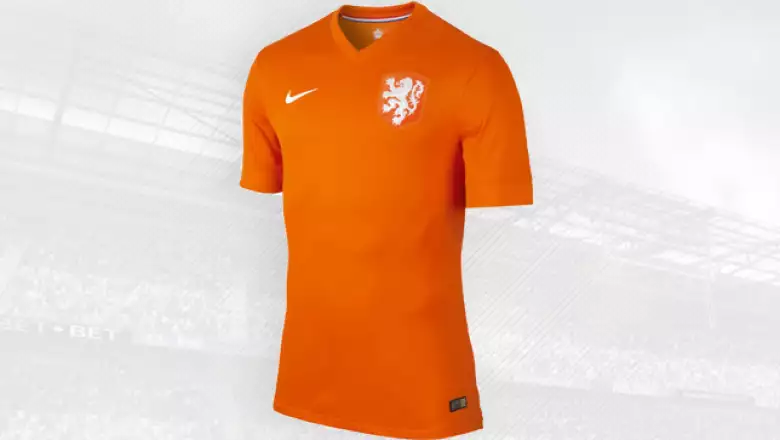 El diseño que Nike hizo es un homenaje a los 125 años del futbol holandés.