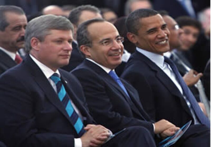 En el segundo día de la Cumbre en Guadalajara, Stephen Harper, Felipe Calderón y Barack Obama se reunieron para discutir temas de seguridad, salud y crisis financiera. (Foto: NTX)