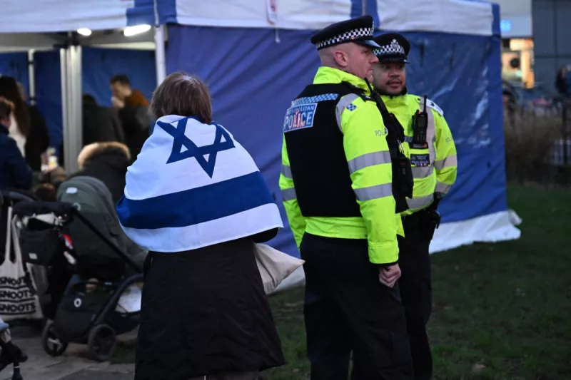 Los agentes de policía asisten al Menorah Lighting, celebrando el Festival de Janukah en Islington, Londres, el 14 de diciembre de 2025, mientras la comunidad judía se reúne para reflexionar sobre el ataque terrorista en Australia más temprano en el día. Dos hombres armados abrieron fuego en Bondi Beach en Sydney el 14 de diciembre, matando a 11 personas e hiriendo a varias más en un "incidente terrorista" durante una reunión para el festival judío de Hanukkah.