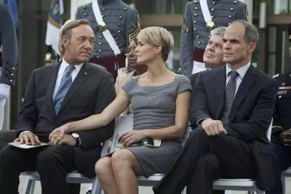 La esposa ideal. Frank no podría tener una mejor compañera. Ella le da lo que necesita sea lo que sea.