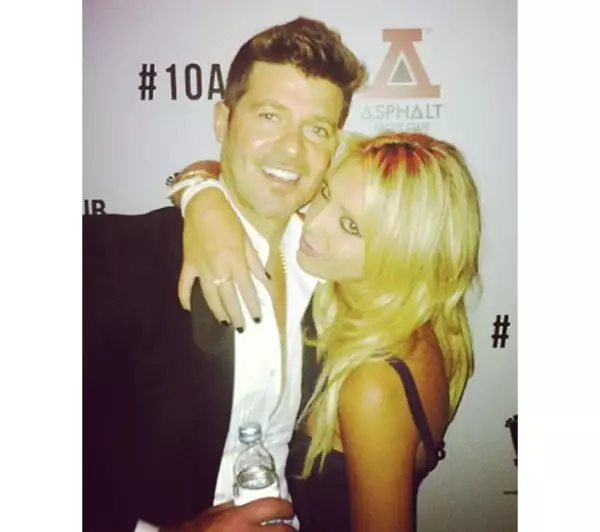 La rubia se mostraba muy cariñosa con el cantante, quien pareció acceder a sus coqueteos más tarde.