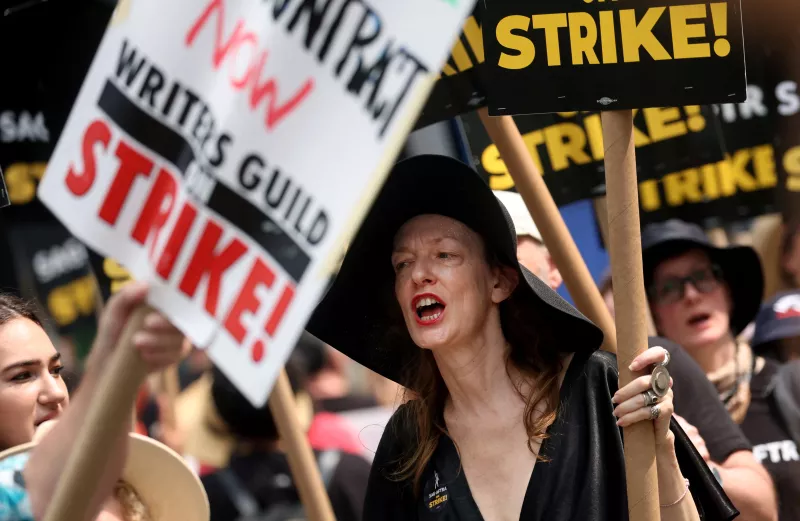 La directora y escritora Deborah Kampmeier se une a los actores de SAG-AFTRA y a los escritores del Writers Guild of America (WGA) en la línea de piquete mientras está en huelga en Times Square en la ciudad de Nueva York, Nueva York, EE. UU., el 18 de julio de 2023.
