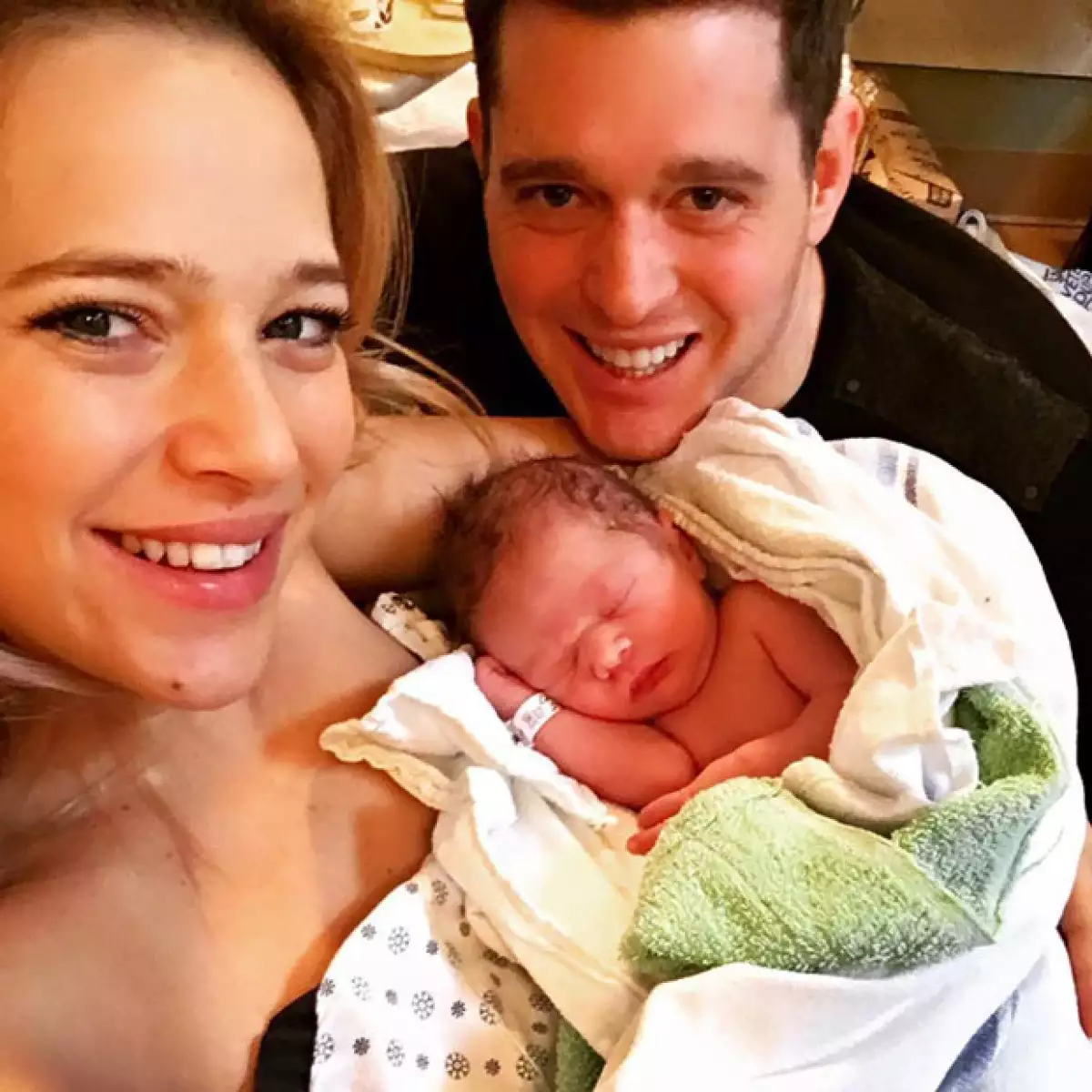 La pareja presume feliz en un retrato familiar que han recibido a Elias, su segundo hijo y hermanito de Noah Bublé.